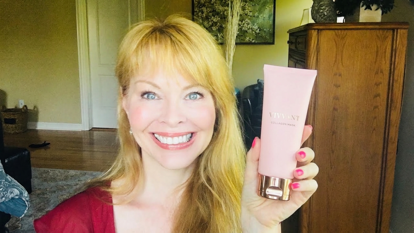 Linda M. holding Vivvant Collagen Mask
