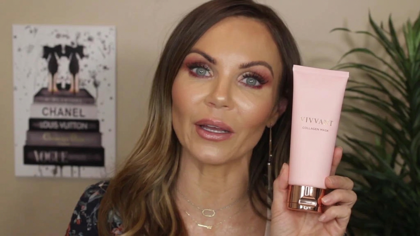Patricia R. holding Vivvant Collagen Mask